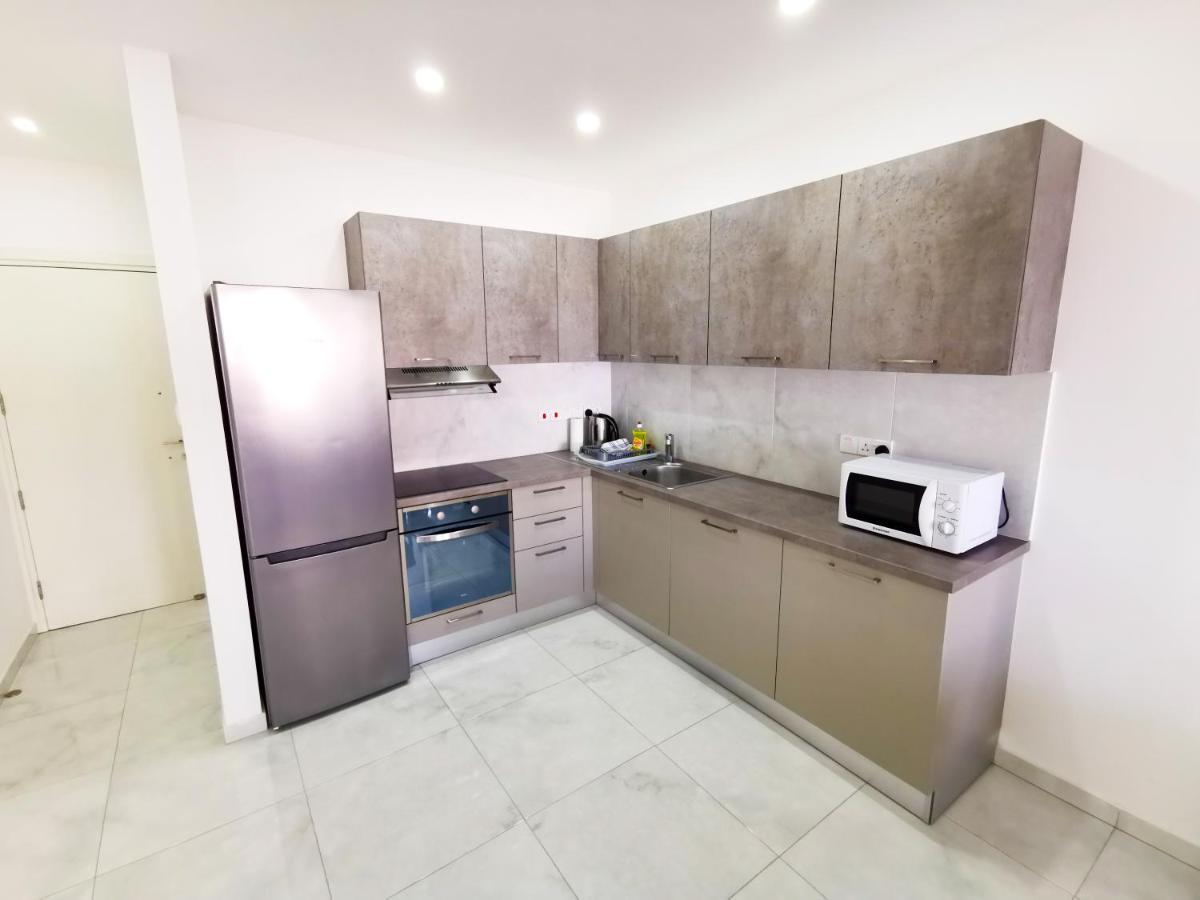 Sunny Daze Seaview Apartment Larnaca Bagian luar foto