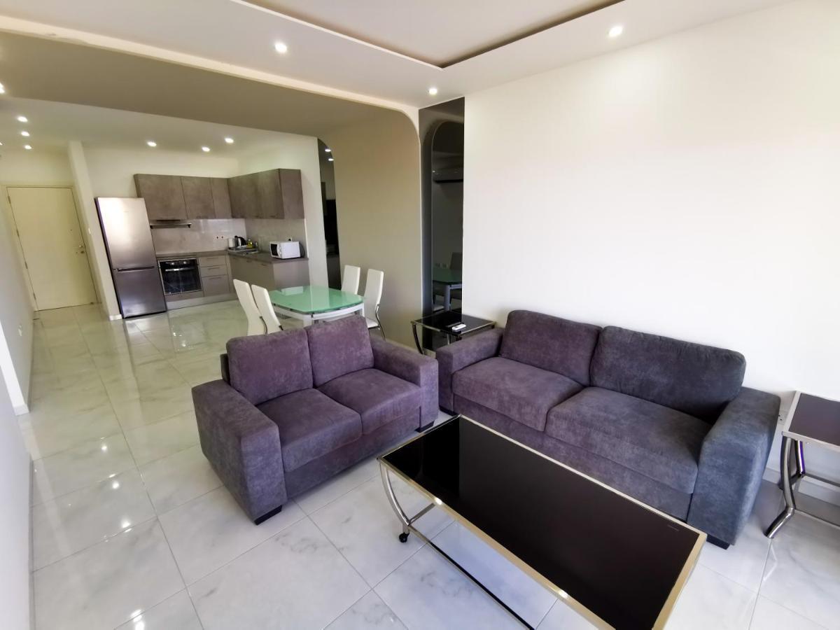 Sunny Daze Seaview Apartment Larnaca Bagian luar foto