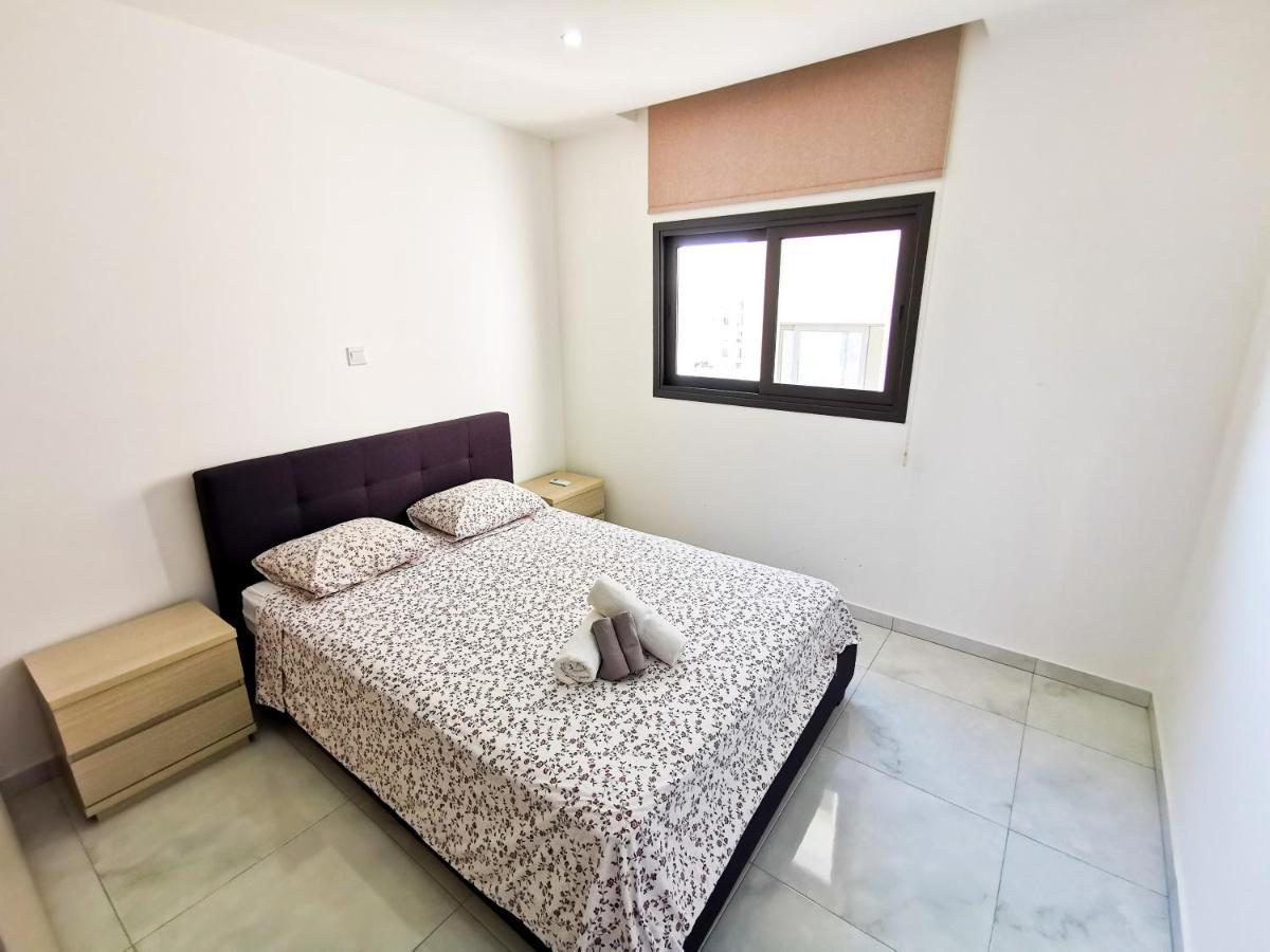 Sunny Daze Seaview Apartment Larnaca Bagian luar foto